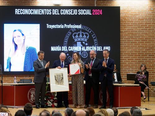 MARIA DEL CARMEN ALARCÓN DEL AMO, PREMIO A LA TRAYECTORIA PROFESIONAL POR LA UNIVERSIDAD DE CASTILLA-LA MANCHA 